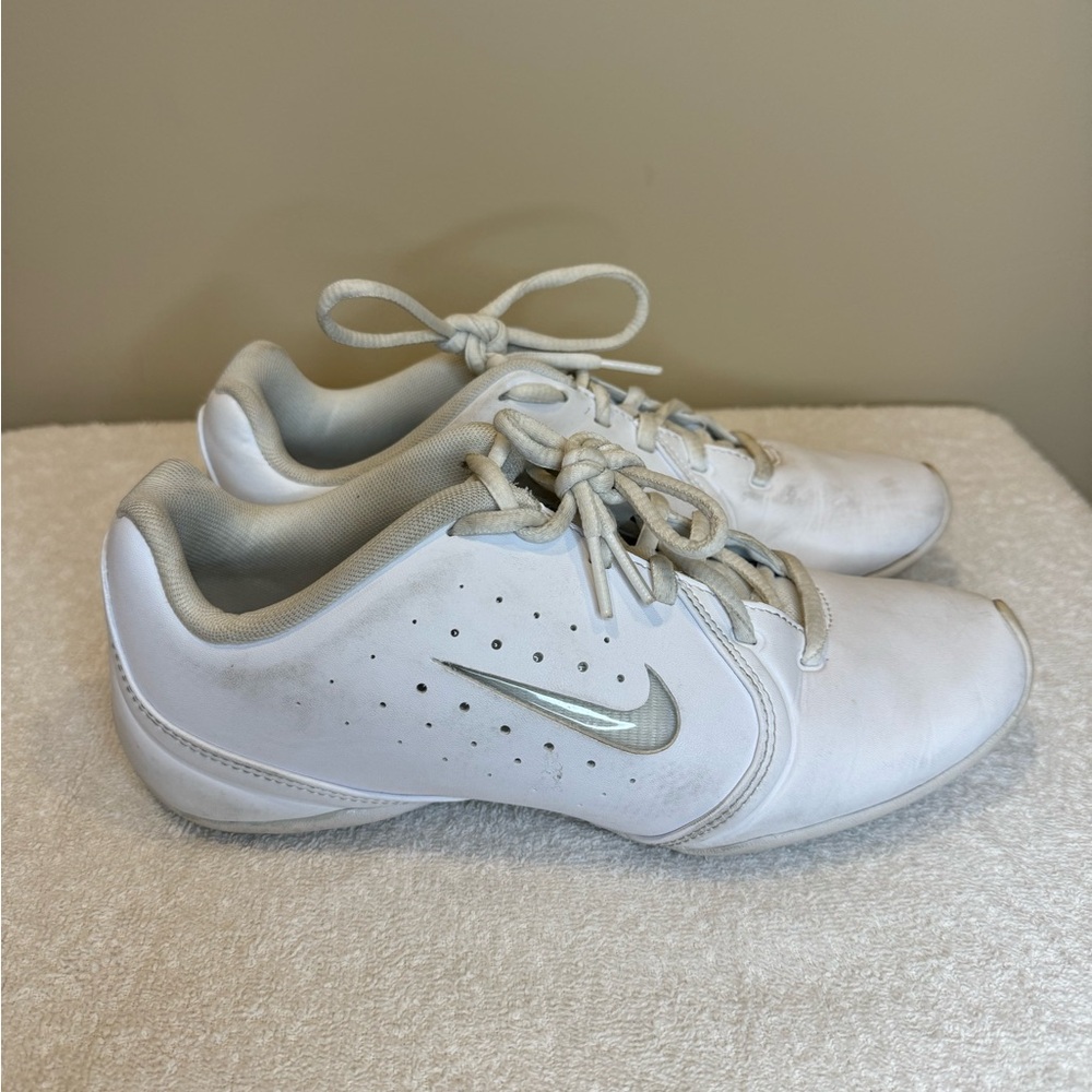 Nike women’s cheer sideline shoes